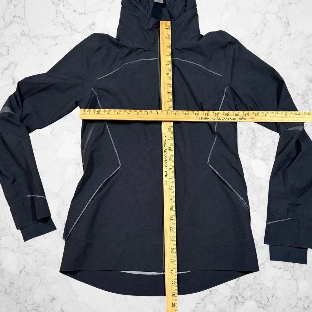 Lululemon Runaway Athletica Black Hooded Windbreaker Jacket Reflectiv Women Sz 6